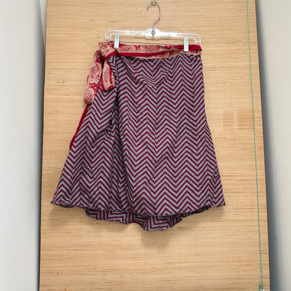 Darn Good Yarn Silk Reversible Sari Wrap Skirt Red Grey Chevron Paisley 4-12 - Picture 3 of 8